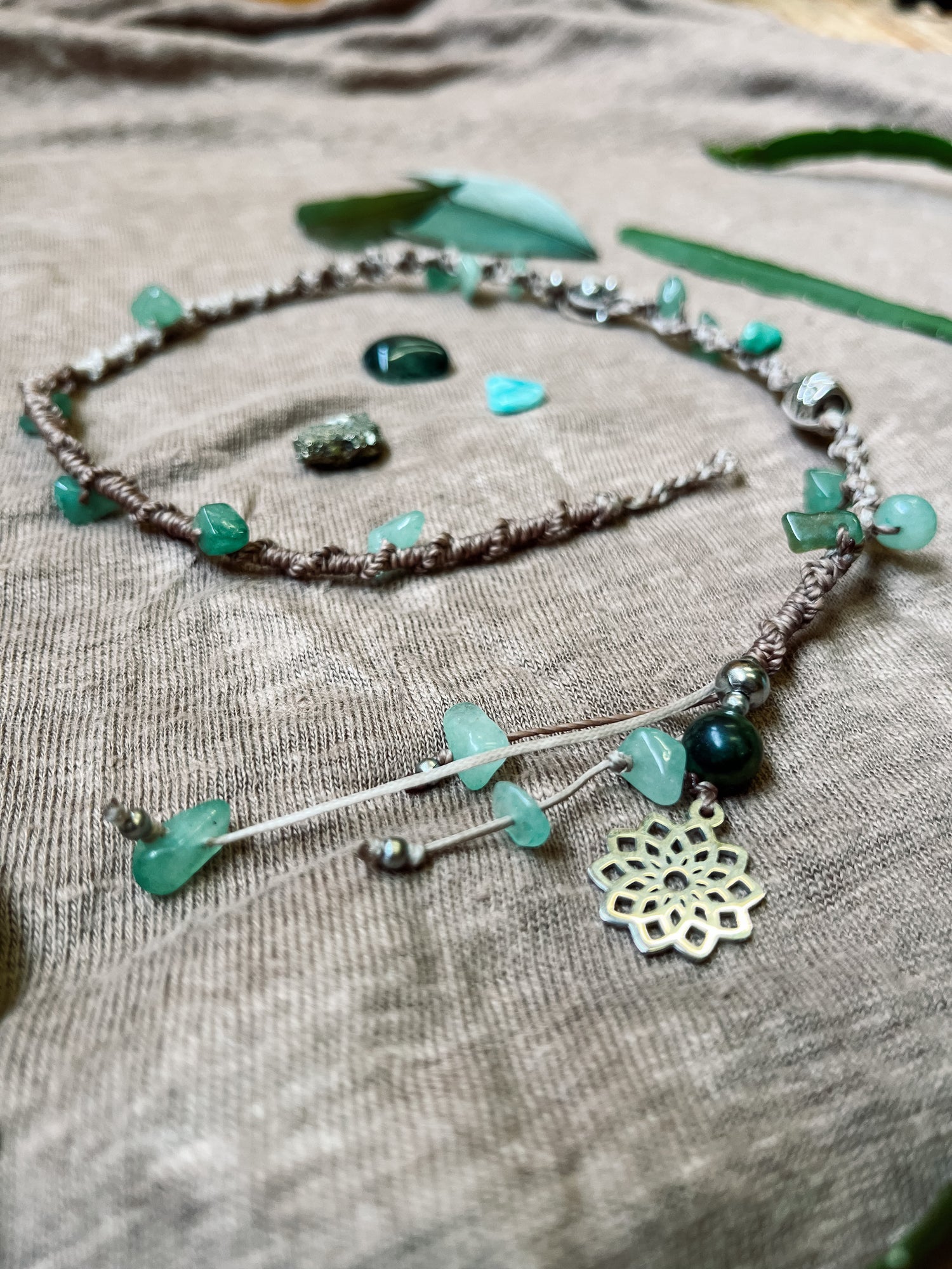 Macramé hairwrap – Light lotus